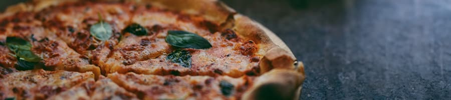 Pizza sur pierre. Savoureuses recettes d'été avec le Four OMNIA - Camping Car Plus Le Blog