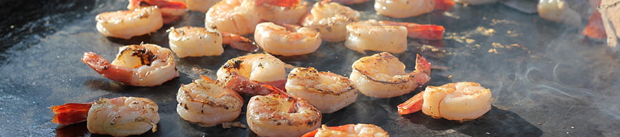 Brochette de crevettes marinées.  11 Recettes Incontournables au Barbecue pour vos séjours en Camping-Car. Camping Car Plus Le Blog