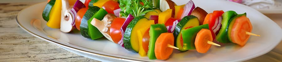 Brochettes de légumes croquants. 11 recettes au barbecue pour vos séjours en Camping-car. Camping Car Plus Le Blog