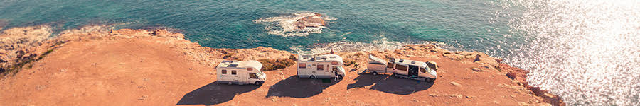 3 véhicules de loisirs au bord d'une plage. Le Blog Camping-Car Plus