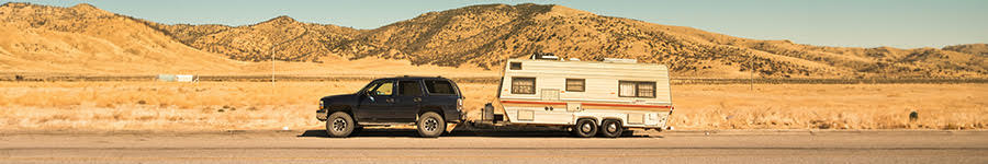 Voiture tractant une caravane.