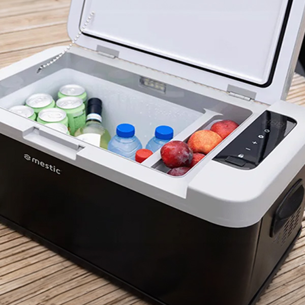 Photo d'une glacière à compression remplie de produits Camping-Car Plus Mestic MCC-18 AC/DC