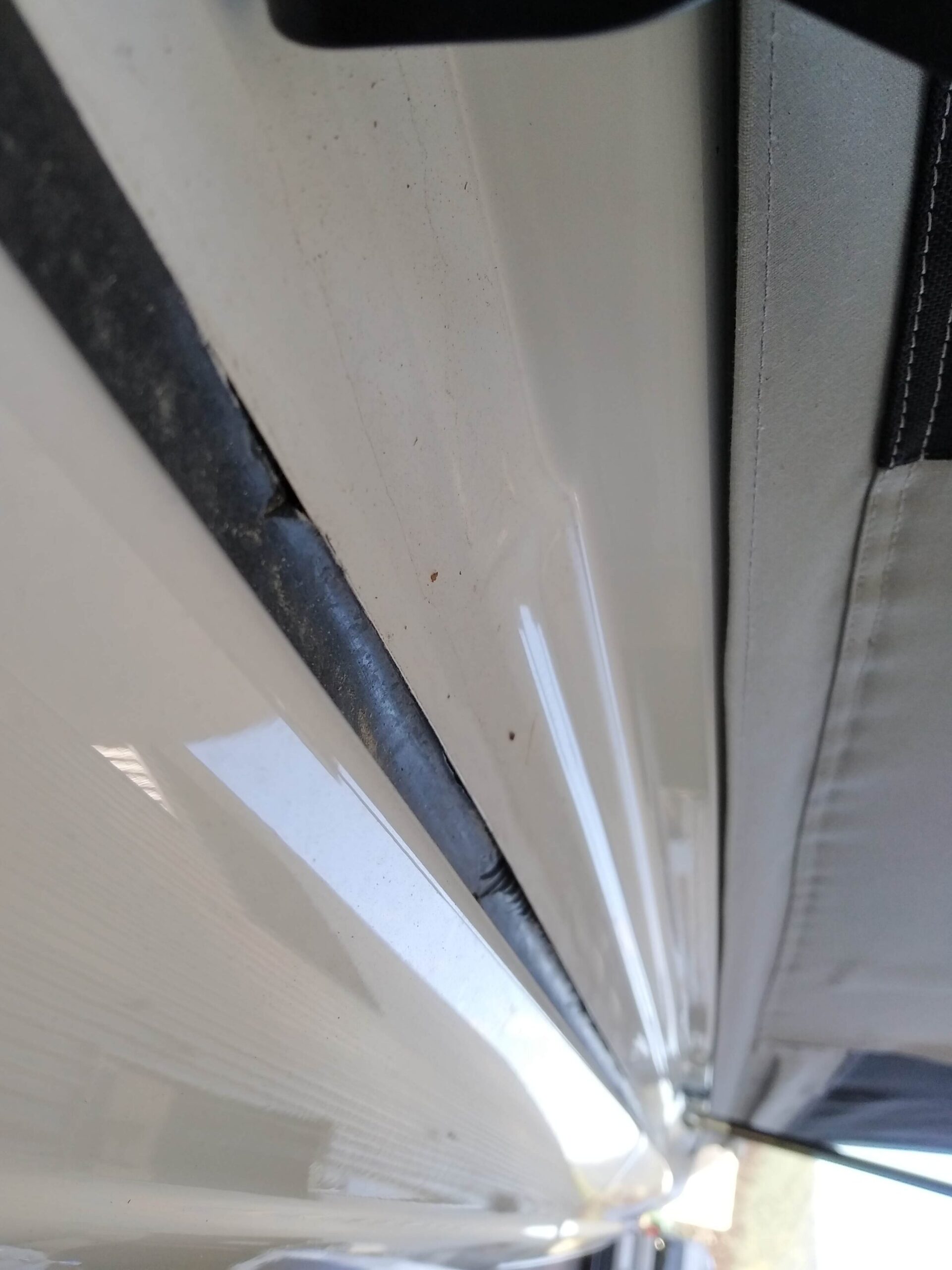 joint extérieur de baie montrant un défaut d’étanchéité camping-car