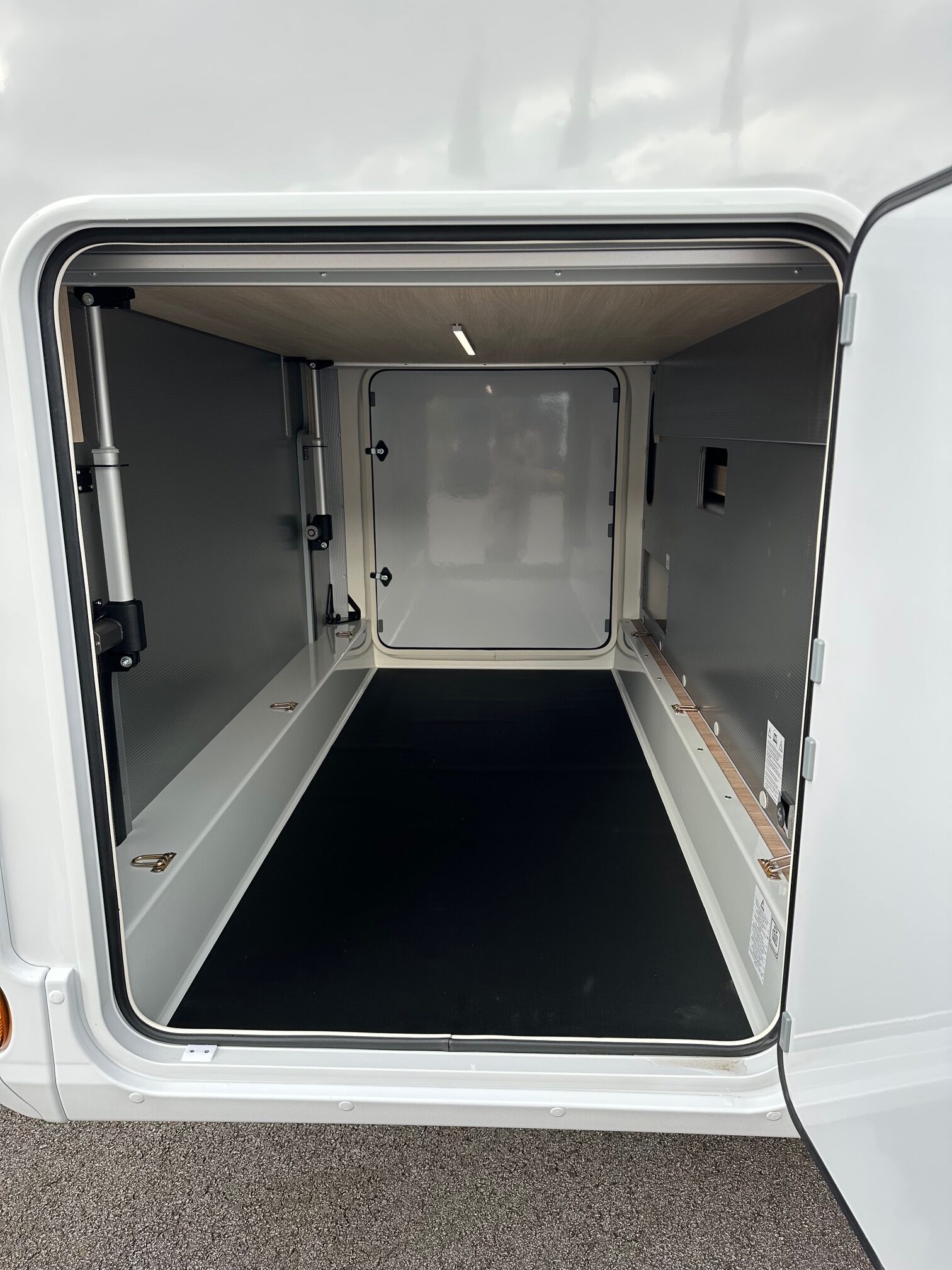 Grande soute arrière d’un camping-car