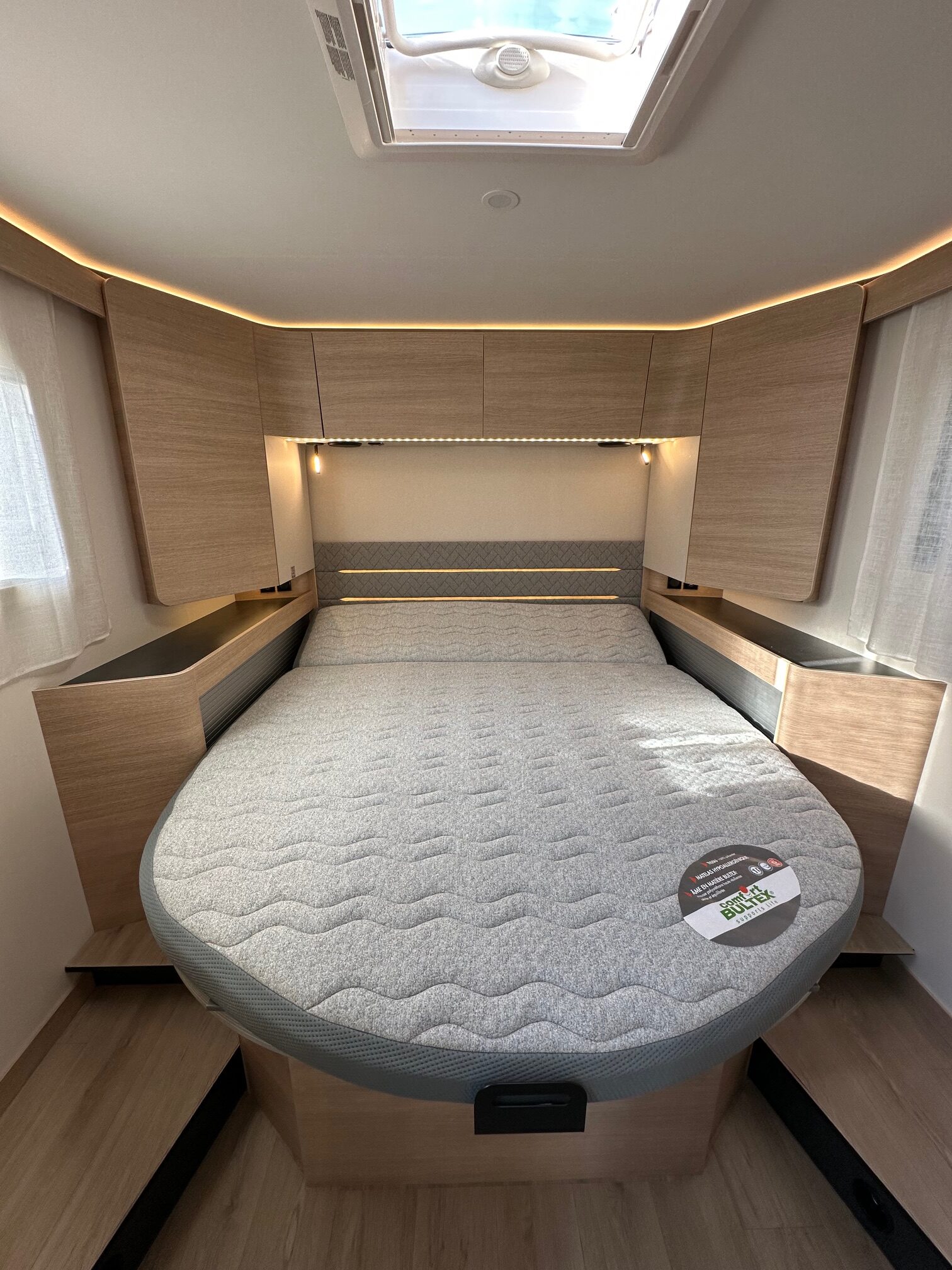 Lit central dans un camping-car
