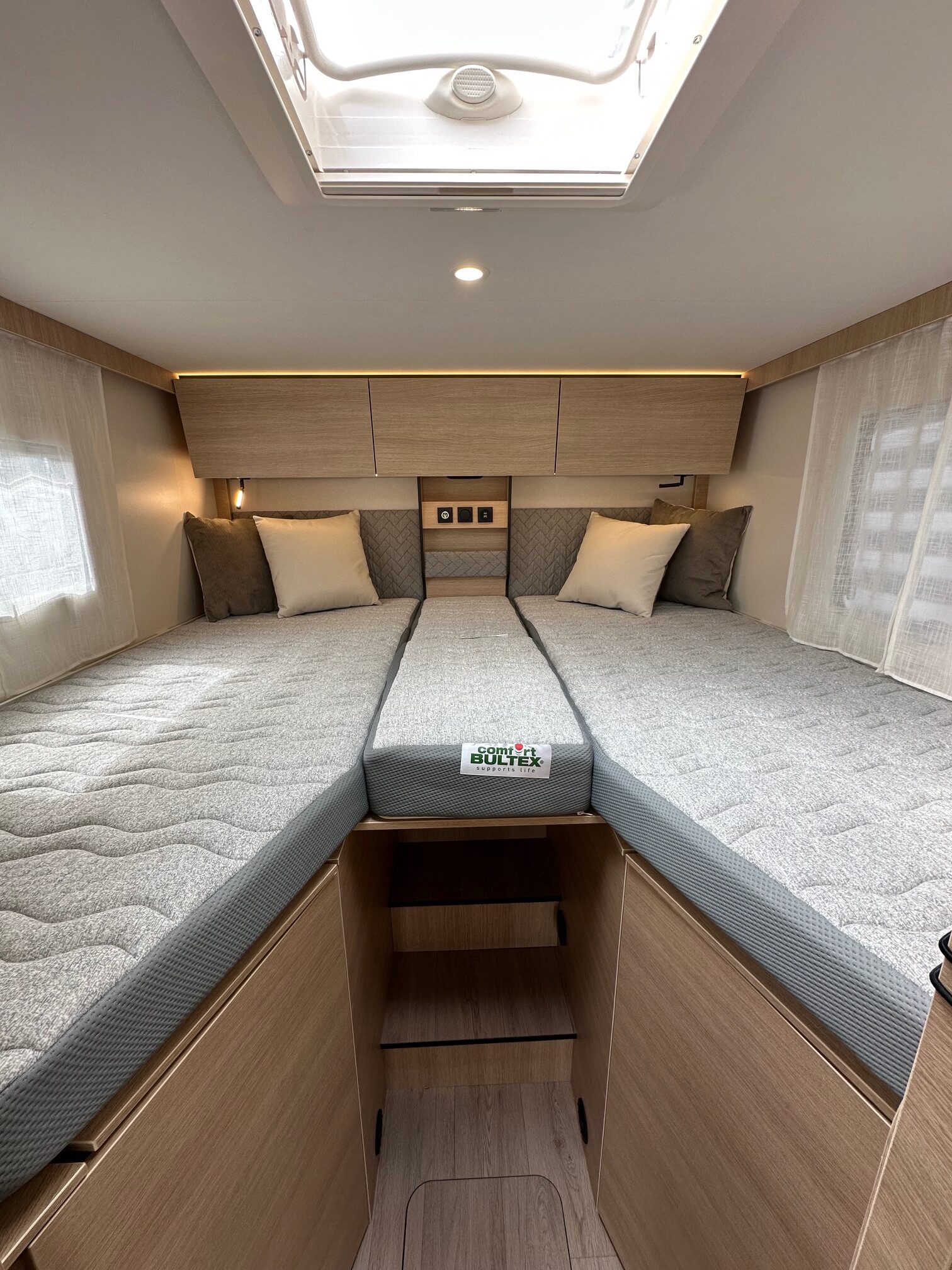 Lits jumeaux dans un camping-car