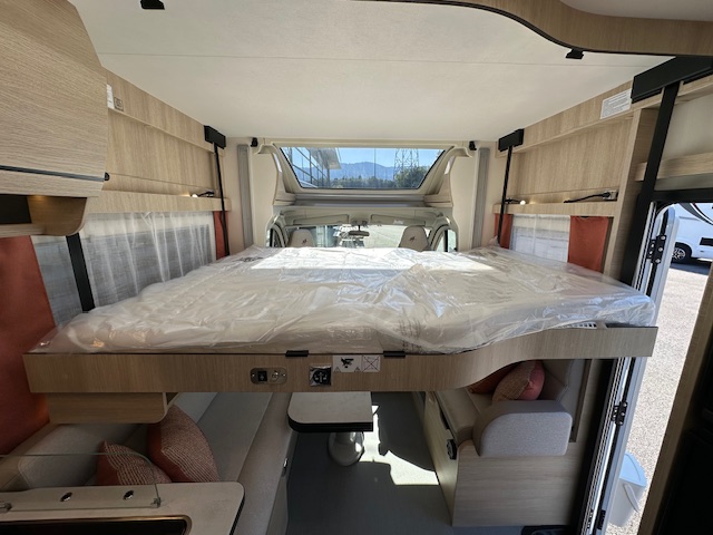 Lit de pavillon dans un camping-car