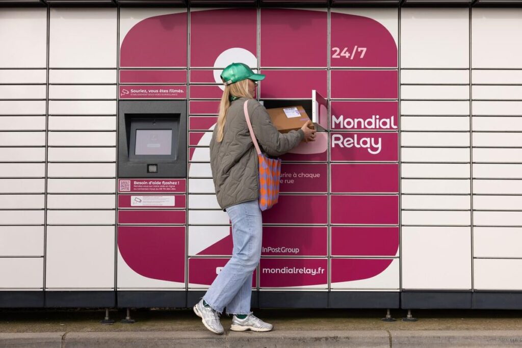 image d'un locker Mondial Relay avec une femme qui retire son colis