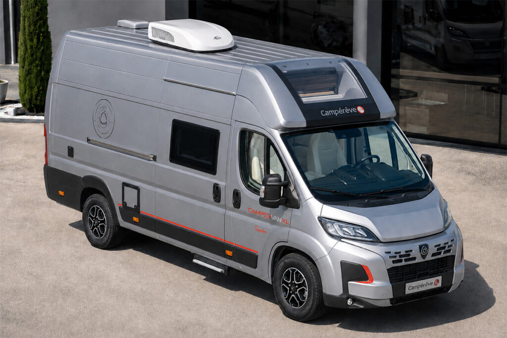 Climatiseur de toit EZA installé sur un fourgon aménagé Campérêve CAMPERVAN XL gris